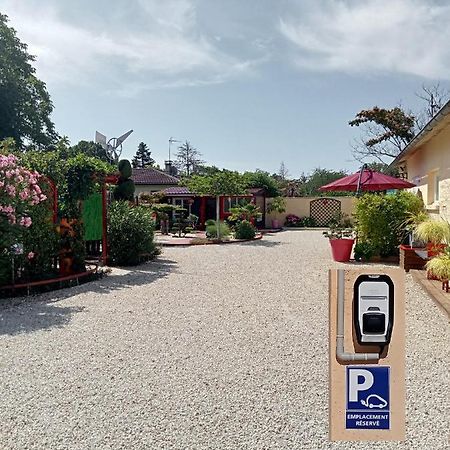 Une Pause Quelque Part Avec Recharge Pour Voiture Electrique Saint-Medard-de-Guizieres 外观 照片