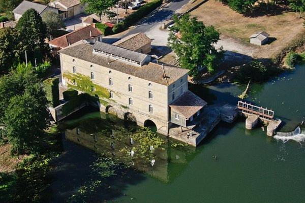Une Pause Quelque Part Avec Recharge Pour Voiture Electrique Saint-Medard-de-Guizieres 外观 照片