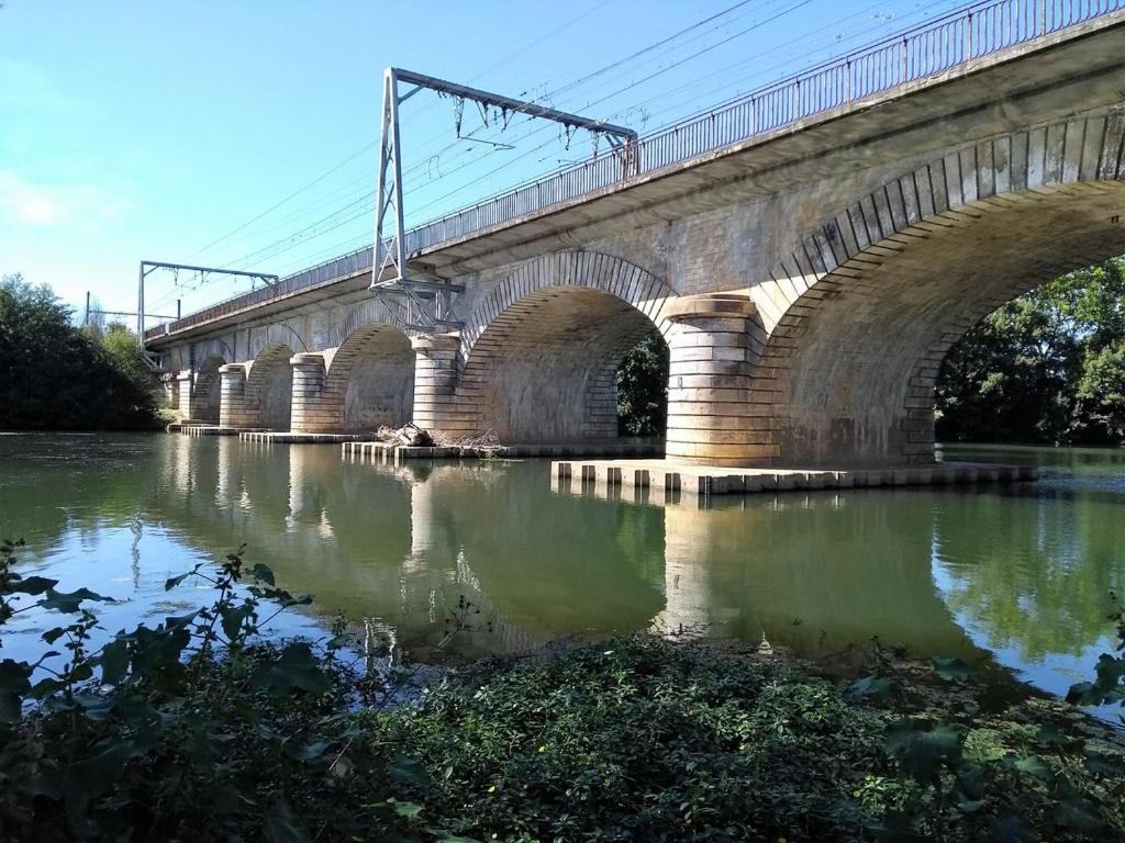 Une Pause Quelque Part Avec Recharge Pour Voiture Electrique Saint-Medard-de-Guizieres 外观 照片