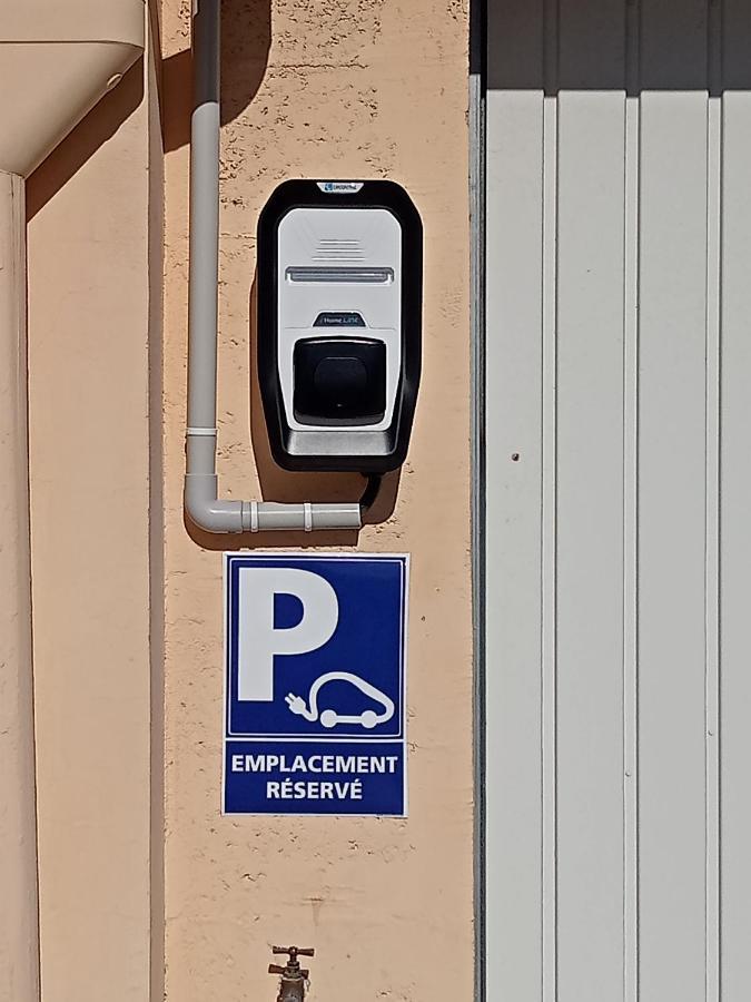 Une Pause Quelque Part Avec Recharge Pour Voiture Electrique Saint-Medard-de-Guizieres 外观 照片