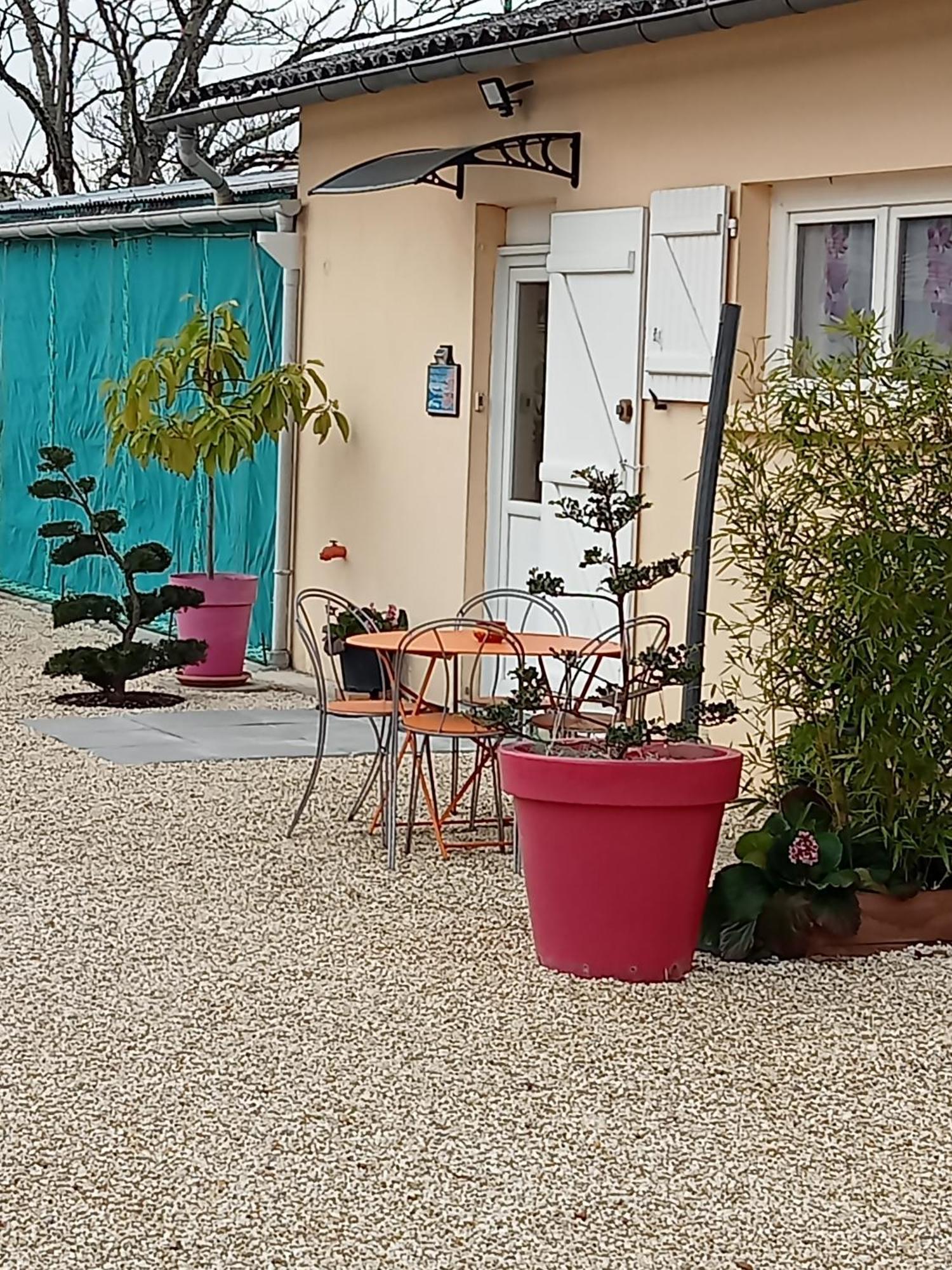 Une Pause Quelque Part Avec Recharge Pour Voiture Electrique Saint-Medard-de-Guizieres 外观 照片