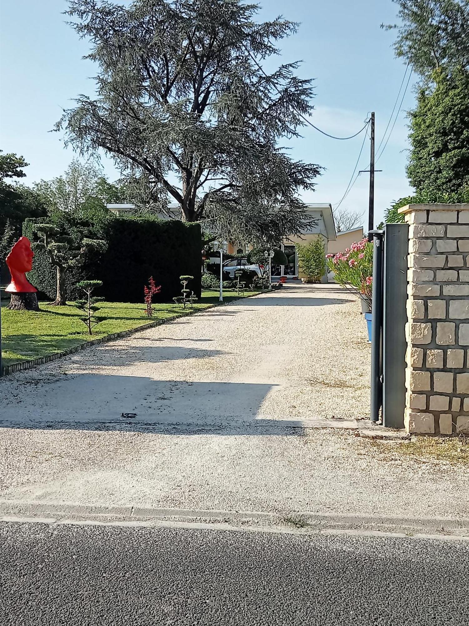 Une Pause Quelque Part Avec Recharge Pour Voiture Electrique Saint-Medard-de-Guizieres 外观 照片