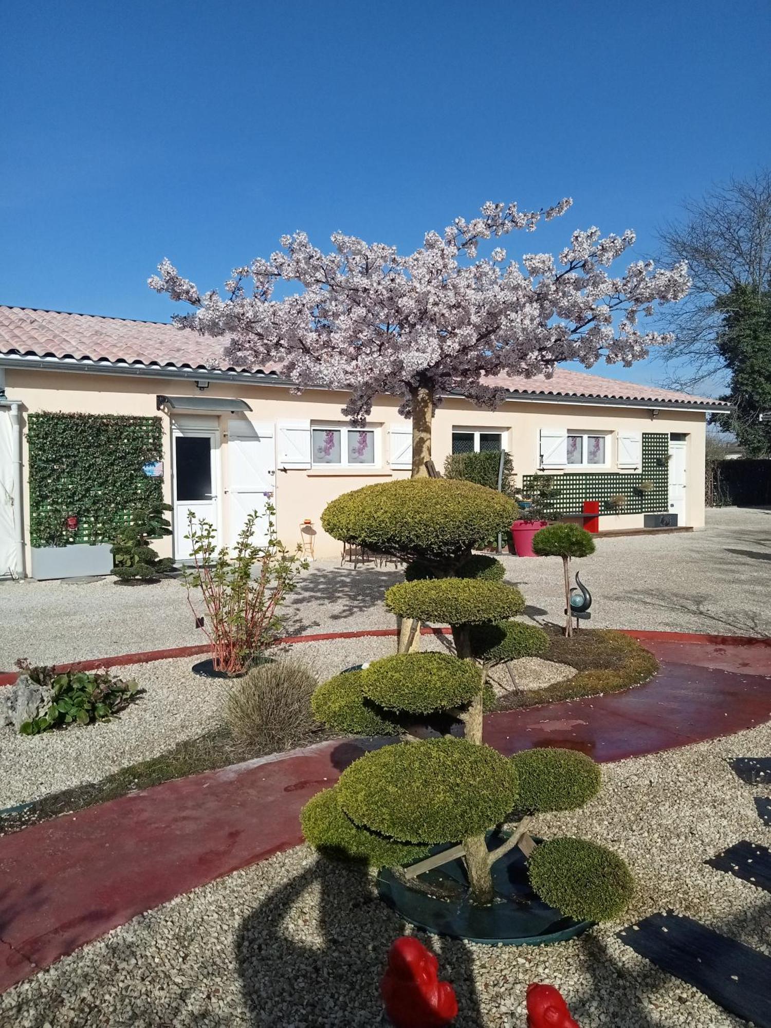 Une Pause Quelque Part Avec Recharge Pour Voiture Electrique Saint-Medard-de-Guizieres 外观 照片